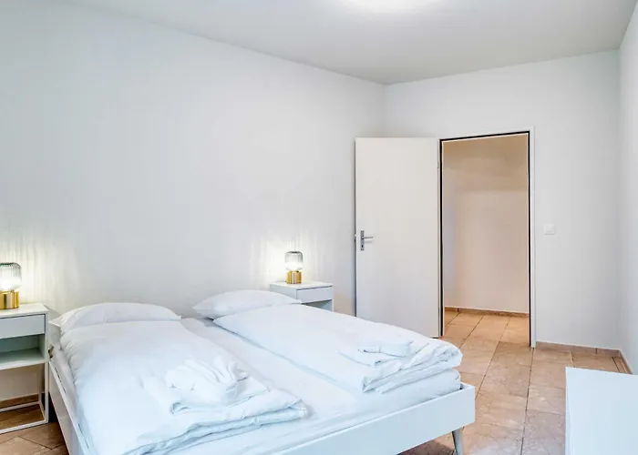 Zh Gold 1 - Hitrental Apartman *